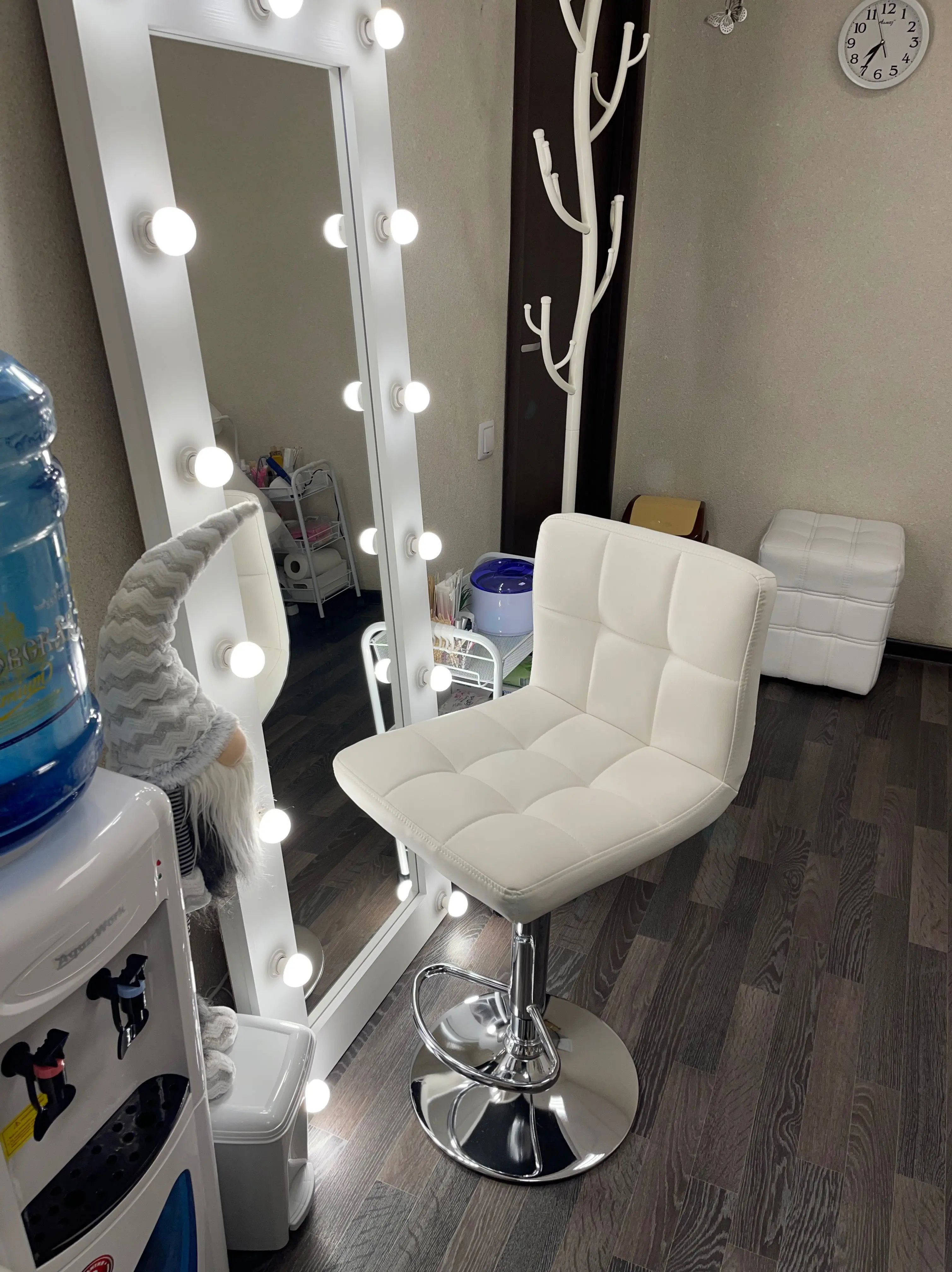 изображение места мастера по бровям: высокого стула перед зеркалом с лампочками