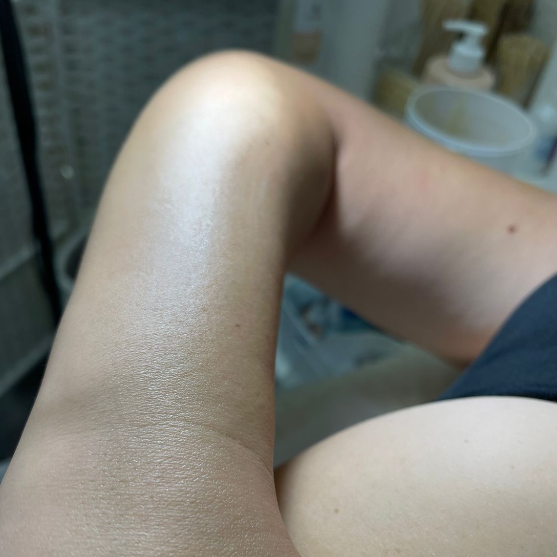 Изображение зоны рук после процедуры шугаринга, показана гладкая кожа без волос